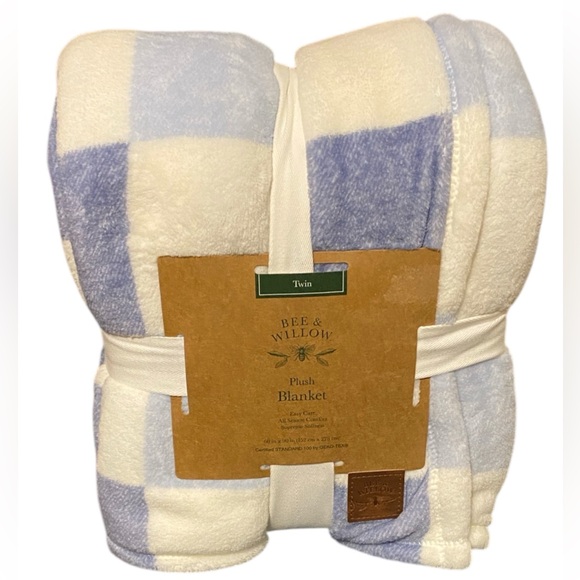 Bee & Willow Other - Twin Plush Blanket (NWT!)